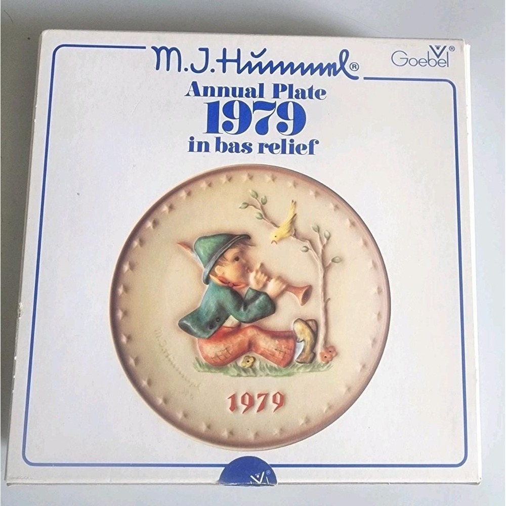 Vintage 1979 M. J. Hummel-Annual Collector Goebel Plate in bas relief